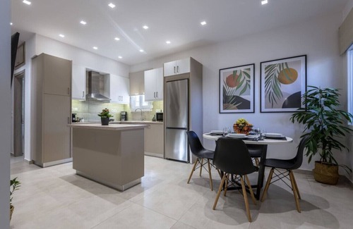 Kos Apartamento | Spacious & Luxe 3 BR Downtown