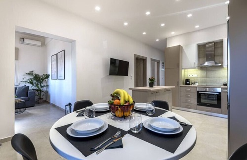 Kos Apartamento | Spacious & Luxe 3 BR Downtown