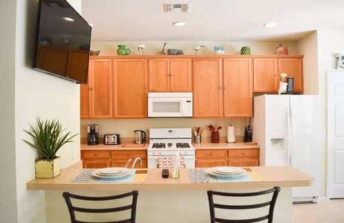 Trafalgar Village Villa | Spacious Luxurious 6 Bedroom 5 Bath Villa Sleeps 12 Pool, Jacuzzi, near Disney