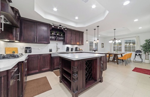 North Houston Casa | Spacious Luxury 5 bed/3 bath house with Pool and Gameroom in fantastic Houston