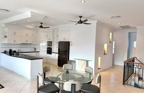 Clifton Beach Casa | Spacious Luxury House on Clifton Beach with Heated Saltwater Pool