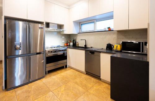 Eastlakes Casa | Spacious Luxury Home nr Sydney Airport, CBD & Beaches