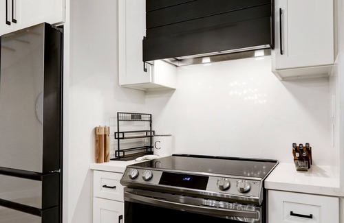 Memorial Parkway Casa | Spacious Luxury Modern Farmhouse Gameroom + Chef’s Kitchen + EV Charger