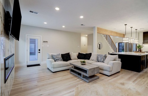 Memorial Parkway Casa | Spacious Luxury Modern Farmhouse Gameroom + Chef’s Kitchen + EV Charger