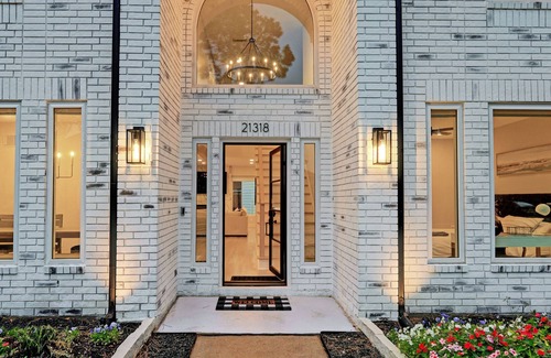 Memorial Parkway Casa | Spacious Luxury Modern Farmhouse Gameroom + Chef’s Kitchen + EV Charger