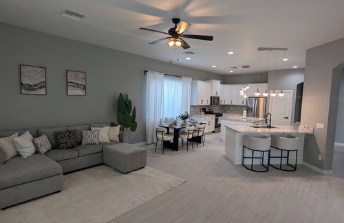 Rovey Farm Estates Casa | Spacious Luxury Retreat in the Heart of Glendale with All Amenities
