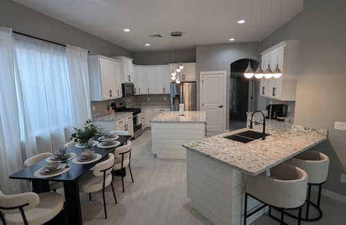 Rovey Farm Estates Casa | Spacious Luxury Retreat in the Heart of Glendale with All Amenities