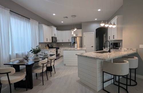 Rovey Farm Estates Casa | Spacious Luxury Retreat in the Heart of Glendale with All Amenities