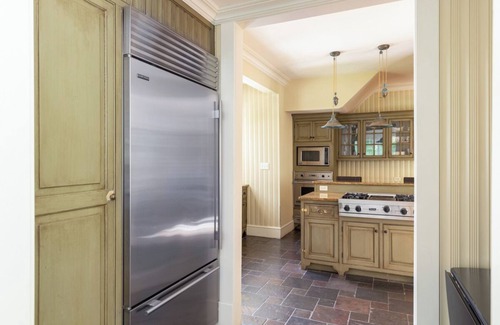 Hot Springs Casa | Spacious Manor 1.5 mi to Omni Homestead w/ Access to Hot Tub, Fitness Rm & Pool