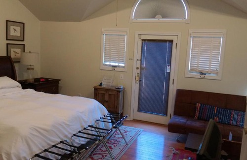 Wellesley Casa | Spacious master bedroom and bath