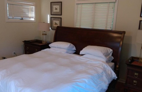 Wellesley Casa | Spacious master bedroom and bath