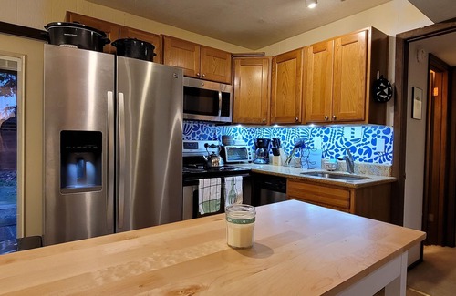 Reed Apartamento | Spacious Mid Century apartment - 5 min walk to Reed College