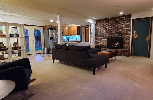 Reed Apartamento | Spacious Mid Century apartment - 5 min walk to Reed College