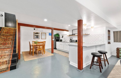 Woodstock Apartamento | Spacious Mid-Century Apartment in Woodstock