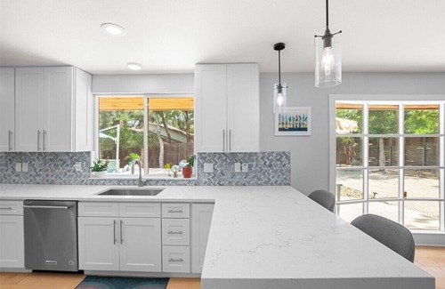 Riverside Casa | Spacious mid-century dream with a big pool 5 mins to downtown Austin original!