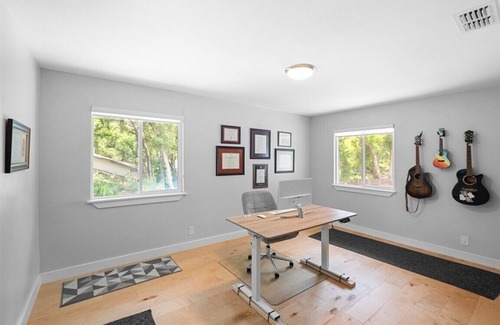 Riverside Casa | Spacious mid-century dream with a big pool 5 mins to downtown Austin original!