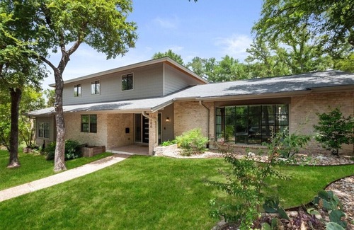 Riverside Casa | Spacious mid-century dream with a big pool 5 mins to downtown Austin original!