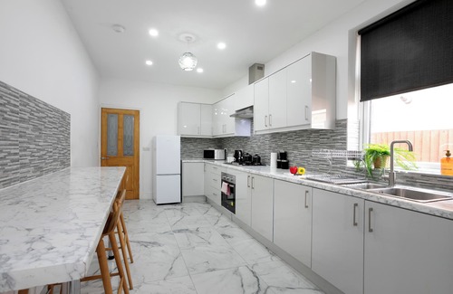 Thorpe Satchville Casa | Spacious Modern 5 Bedroom Home Getaway Near City Center-Sleeps 10+