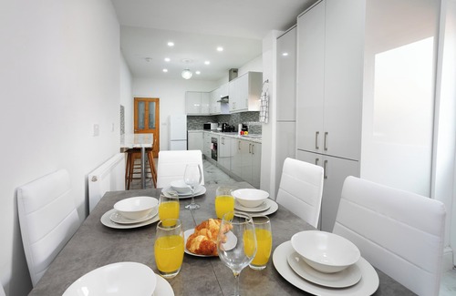 Thorpe Satchville Casa | Spacious Modern 5 Bedroom Home Getaway Near City Center-Sleeps 10+
