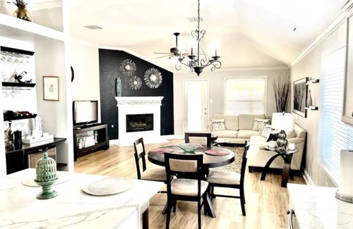 Little Elm Casa | Spacious, modern and comfy 4 bedroom home!
