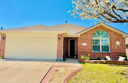 Little Elm Casa | Spacious, modern and comfy 4 bedroom home!
