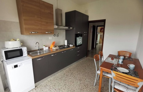 Pescara Apartamento | Apartamento moderno y espacioso, balcón con vista a la montaña