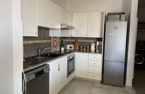 Tala Apartamento | Spacious, modern apartment with ocean views - 10 mins to the beach!