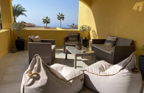 Tala Apartamento | Spacious, modern apartment with ocean views - 10 mins to the beach!