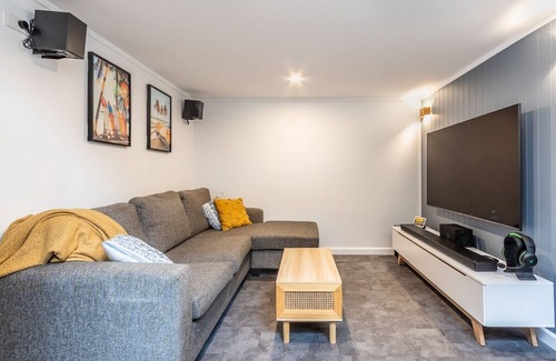 Raumati Beach Casa | Spacious Modern Coastal Haven, 5 minutes to the beach, shops and walking tracks.
