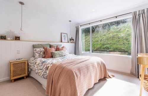 Raumati Beach Casa | Spacious Modern Coastal Haven, 5 minutes to the beach, shops and walking tracks.