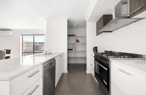 St Leonards Casa | Spacious modern dog & family friendly home, close to the beach