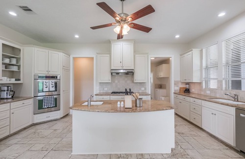 Katy Casa | Spacious & Modern Family Oasis