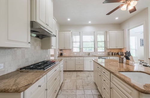 Katy Casa | Spacious & Modern Family Oasis
