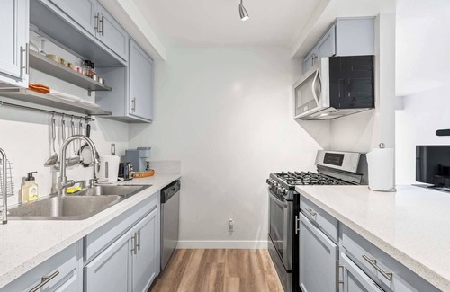 Charter Oak Apartamento | Spacious Modern Getaway with Pool & Stylish Interiors