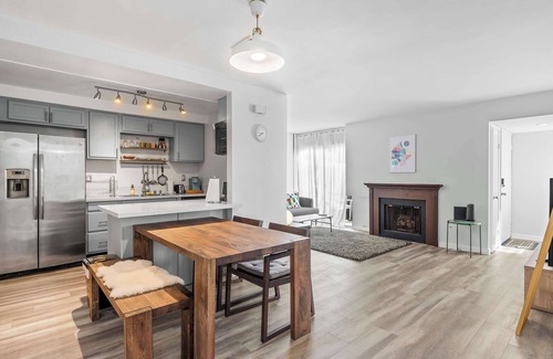Charter Oak Apartamento | Spacious Modern Getaway with Pool & Stylish Interiors