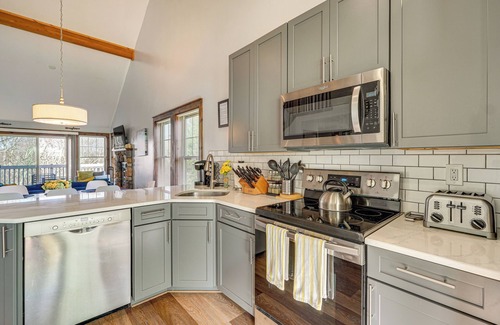Tannersville Casa | Spacious Modern Home ~ 1 Mi to Camelback Mountain!