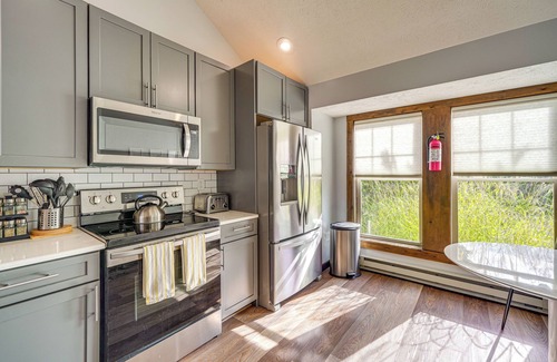 Tannersville Casa | Spacious Modern Home ~ 1 Mi to Camelback Mountain!