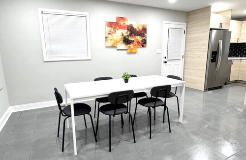 Jamestown Casa | Spacious Modern Home near Furniture Market