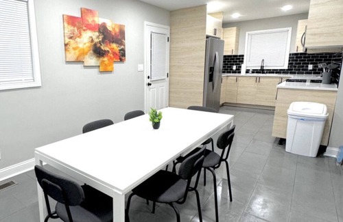 Jamestown Casa | Spacious Modern Home near Furniture Market