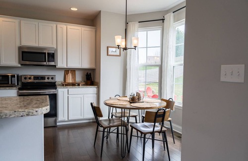 Ashley Oaks Casa | Spacious & Modern Home only 50 mls from Smoky Mtns
