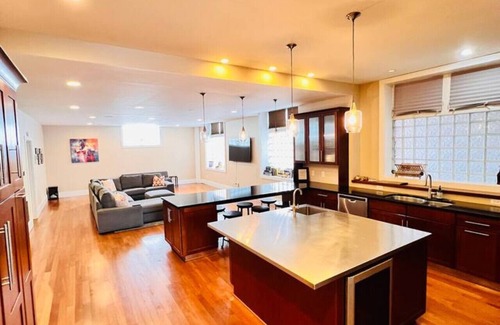 South Side Flats Casa | Spacious Modern Home Rooftop Deck