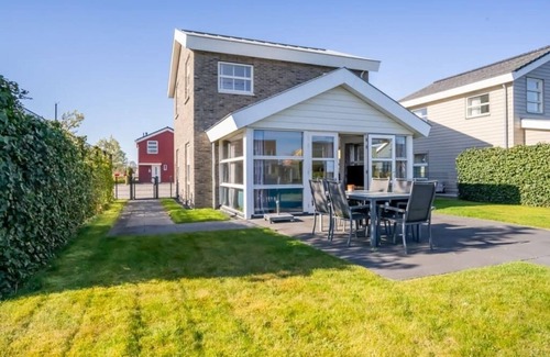 Oude-Tonge Casa | Spacious, modern island house located on a corner with fully enclosed garden, ideal for children.