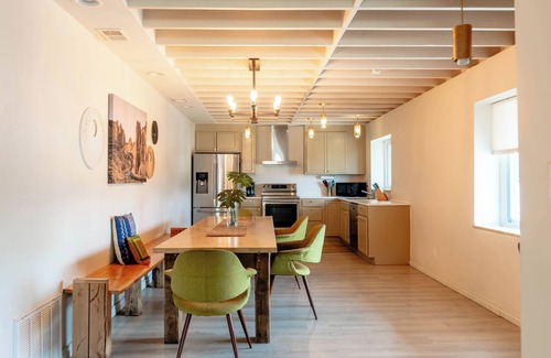 Roseville Apartamento | Spacious modern loft with a city view.