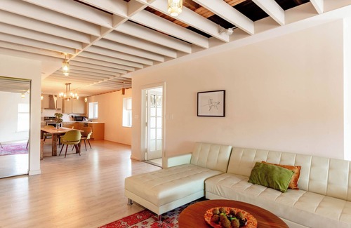 Roseville Apartamento | Spacious modern loft with a city view.