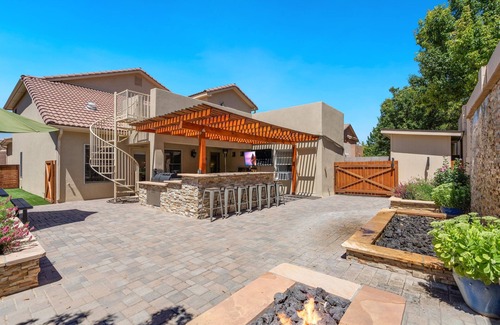 North Albuquerque Acres Casa | Spacious Modern Retreat. With 5 bedrooms and Gorgeous backyard