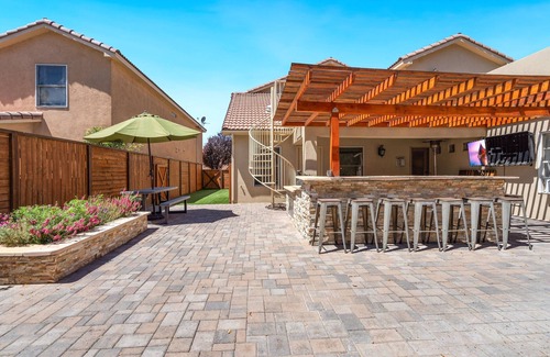 North Albuquerque Acres Casa | Spacious Modern Retreat. With 5 bedrooms and Gorgeous backyard