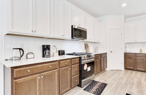 Pumpkin Center Casa | Spacious & Modern Retreat Near Historic Downtown!