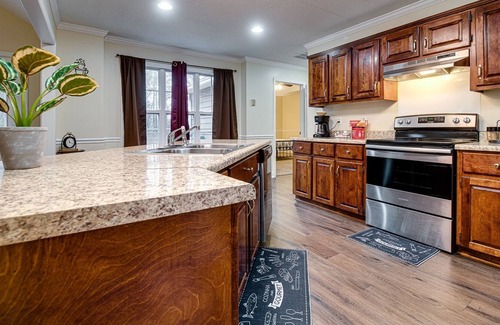 Hinesville Casa | Spacious Modern Retreat near Fort Stewart