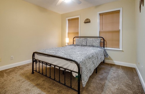 Hinesville Casa | Spacious Modern Retreat near Fort Stewart