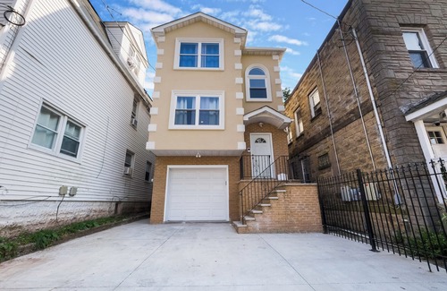 Irvington Casa | Spacious Modern Retreat 6-bedroom house in delightful Irvington, Sleeps 16+